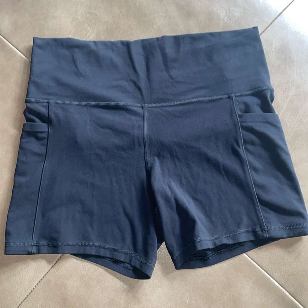 Women’s Athleta Salutation Stash pocket 5” shorts